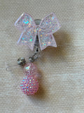 Bow badge reel swivel clip soft pink with beads